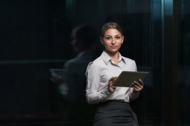 İş kadınları dijital tablet kullanma