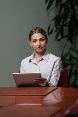 Ofiste bilgisayarla çalışan genç bir kadın.