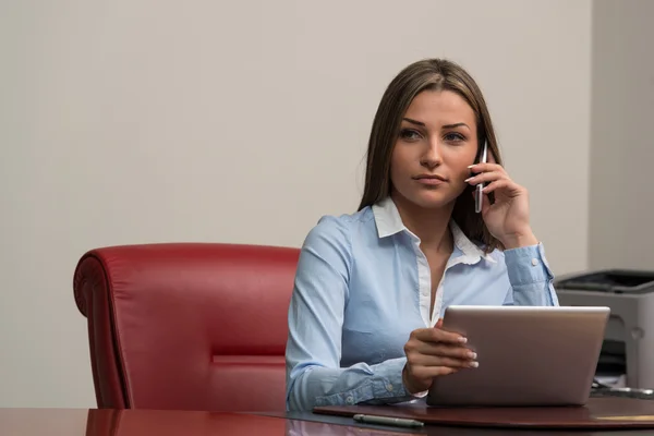 Affärskvinna i telefon — Stockfoto