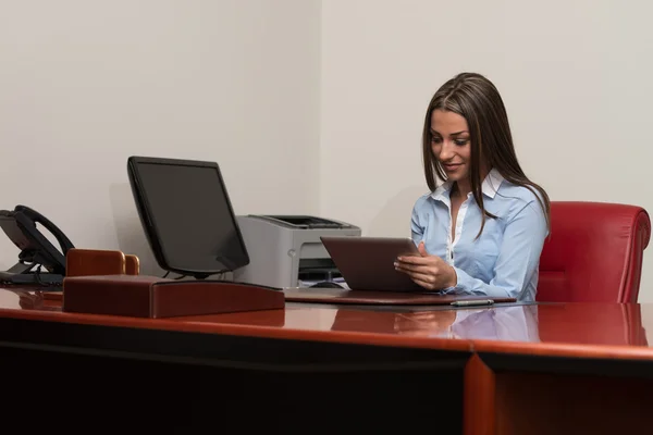 Jonge zakenvrouw met digitale tablet in office — Stockfoto