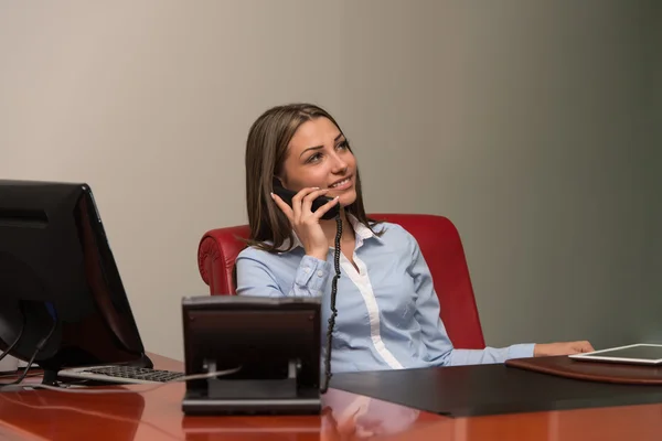 Glimlachende zakenvrouw aan de telefoon — Stockfoto