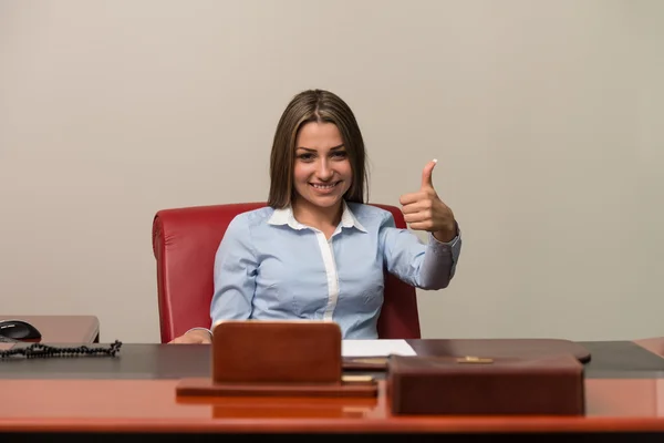 Feliz mujer de negocios mostrando pulgares hacia arriba signo — Foto de Stock