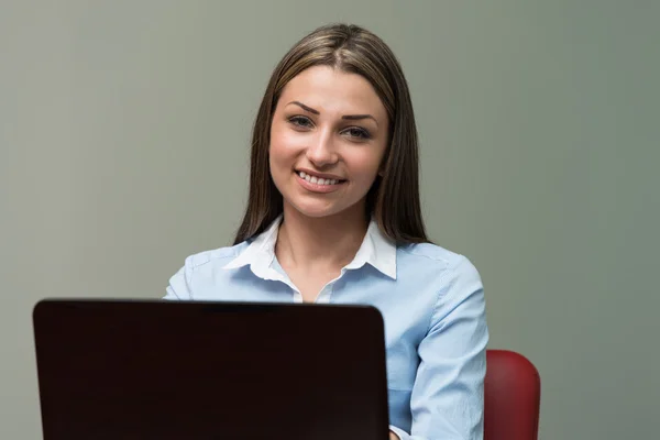 Biznes kobieta za pomocą laptopa — Zdjęcie stockowe