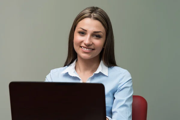 Mulher de negócios usando computador portátil — Fotografia de Stock