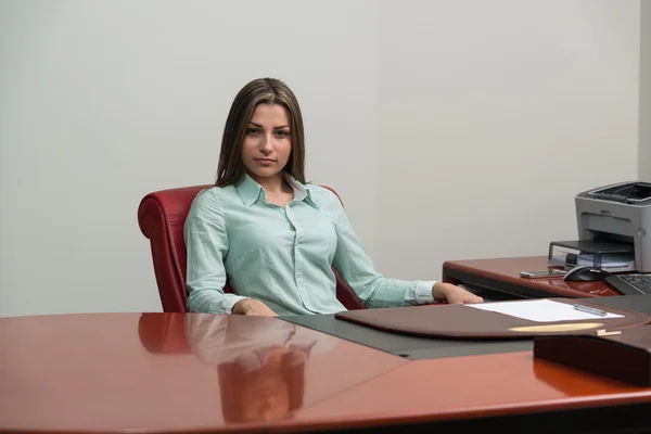 Zakenvrouw ontspannen op de stoel van het Bureau — Stockfoto