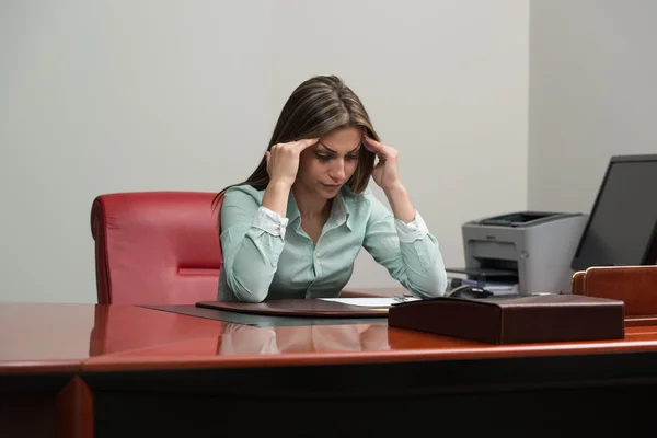 Mujer de negocios agotada con dolor de cabeza — Foto de Stock