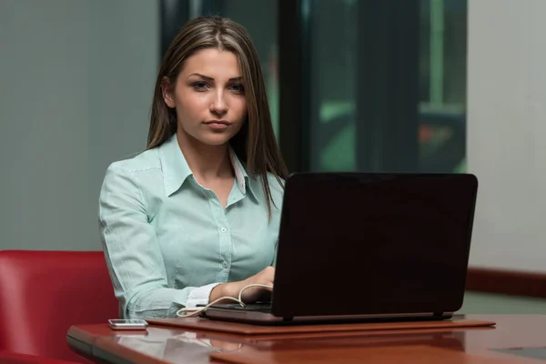 Zakenvrouw met laptop computer — Stockfoto