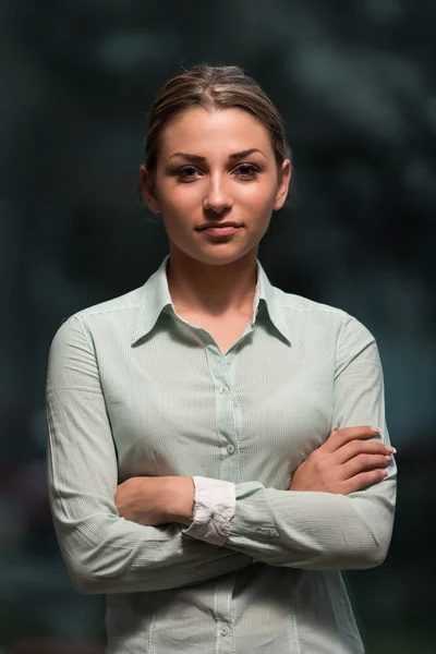 Портрет привлекательной молодой предпринимательницы в офисе — стоковое фото