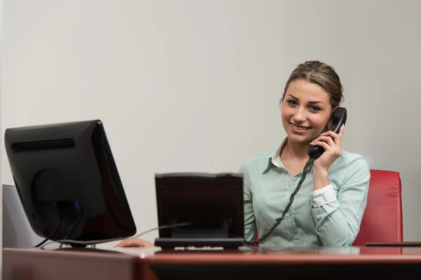 Empresaria hablando por teléfono en la oficina — Foto de Stock