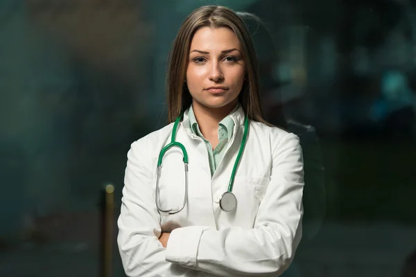 Médico médico mujer en el consultorio — Foto de Stock