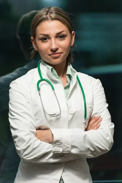 Läkare kvinna med stetoskop på kontoret — Stockfoto