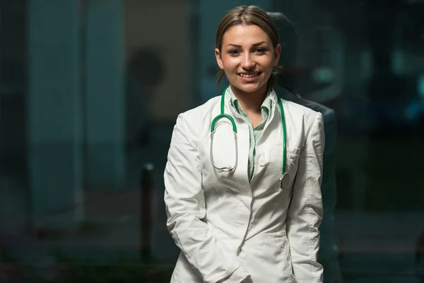 Πορτρέτο μιας χαμογελαστής γυναίκας γιατρού — Φωτογραφία Αρχείου