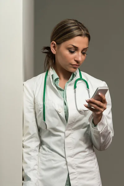 Retrato de doctora usando su teléfono móvil — Foto de Stock