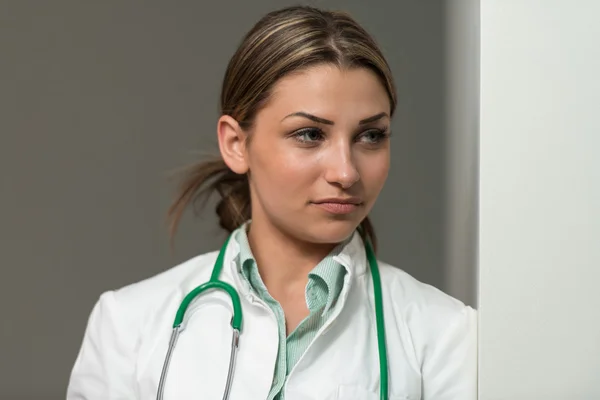 Médico médico mujer con estetoscopio en la oficina — Foto de Stock