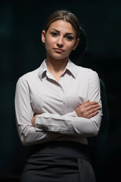 Porträtt av en attraktiv ung affärskvinna i Office — Stockfoto