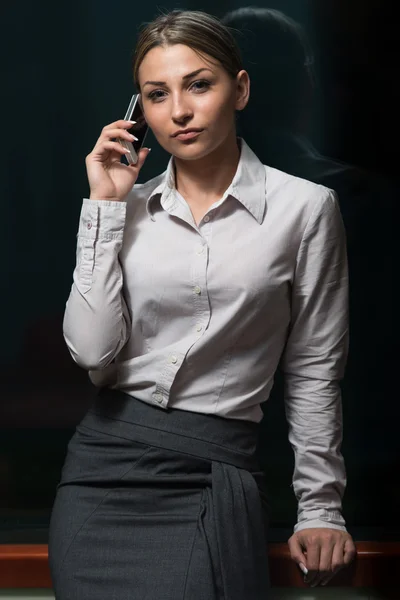 Affärskvinna som talar i telefon i office — Stockfoto