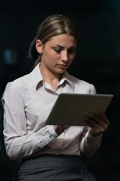 Ofiste bilgisayarla çalışan genç bir kadın. — Stok fotoğraf