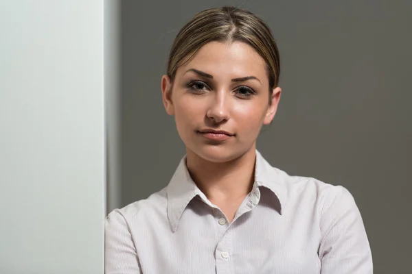 Retrato de una joven empresaria en una oficina — Foto de Stock