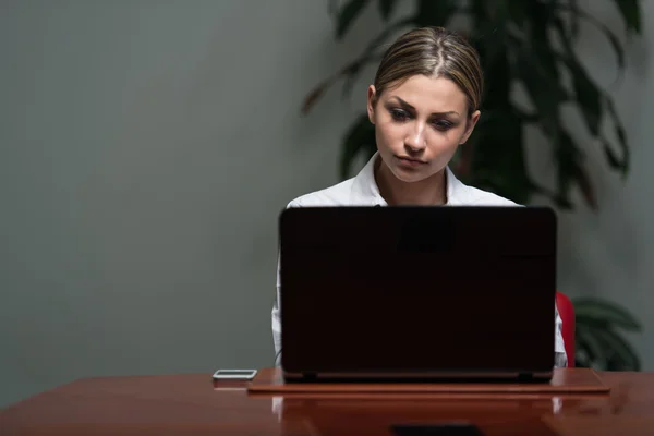 Framgångsrik affärskvinna som arbetar på laptop — Stockfoto