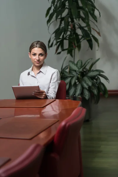 Portret młodego bizneswoman z cyfrowego tabletu — Zdjęcie stockowe