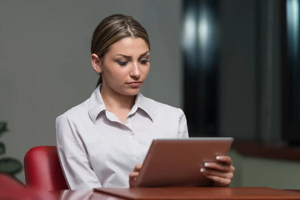 Jonge zakenvrouw met digitale tablet in office — Stockfoto
