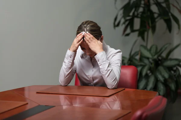 Gerente desesperada sosteniendo las manos sobre su cabeza — Foto de Stock