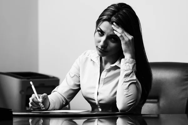Молодая предпринимательница, испытывающая стресс в офисе — стоковое фото