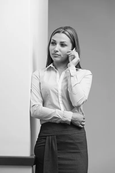 Femme d'affaires parlant au téléphone au bureau — Photo