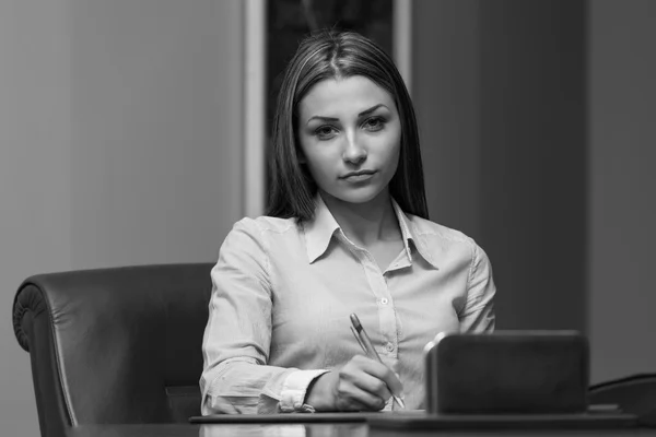 Affärskvinna som arbetar med dokument i office — Stockfoto