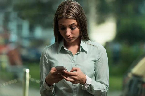 Femme d'affaires prenant des notes sur le téléphone portable — Photo