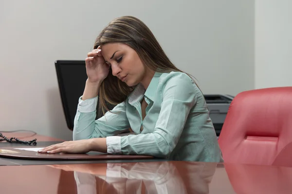 Retrato de mujer cansada tocándose la cabeza — Foto de Stock