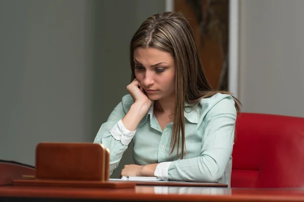 Mujer de negocios agotada con dolor de cabeza — Foto de Stock