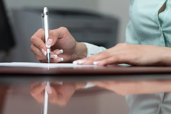 Mujer está escribiendo notas de primer plano —  Fotos de Stock