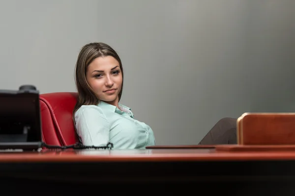 Young Businesswoman Relaxes — Stock Photo, Image