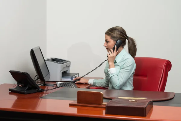 Mulher de negócios ao telefone — Fotografia de Stock