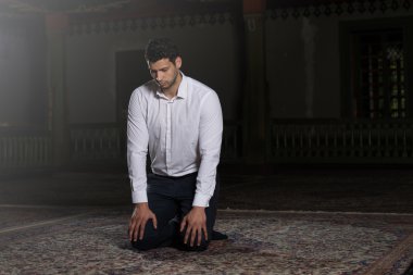 mütevazı Müslüman dua