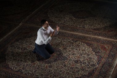 Müslüman camide dua