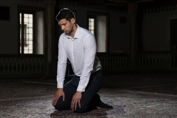 Взрослый мусульманин молится в мечети — стоковое фото