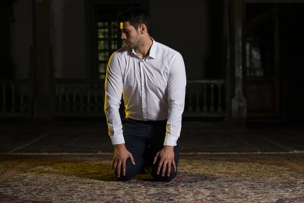 Молодой мусульманин молится — стоковое фото