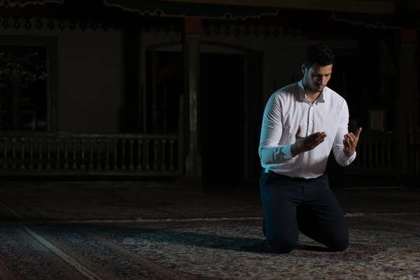 Musulman priant dans la mosquée — Photo