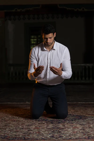 Ung muslimsk man som ber — Stockfoto