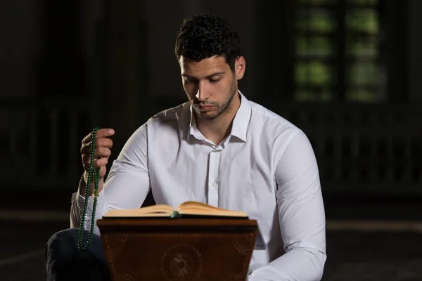Muslimsk man läser Koranen — Stockfoto