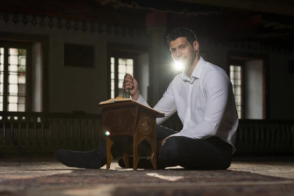 Arabic Muslim Man Reading Holy Islamic Book Koran — Stock Photo, Image