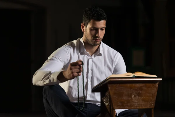 Muslim Man Is Reading The Koran — Stock Photo, Image