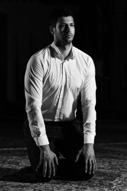 Genç Müslüman adam dua ediyor.