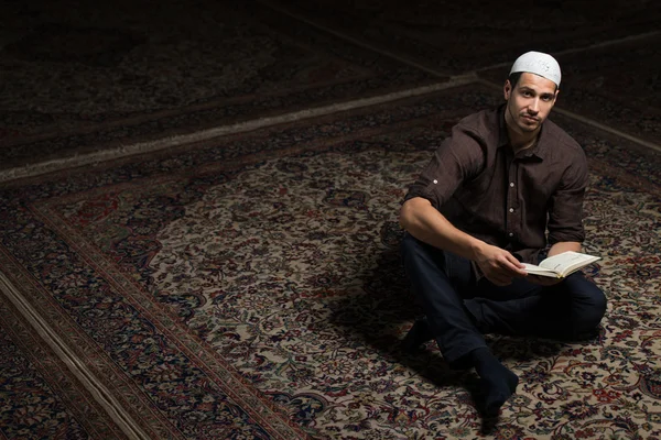 El hombre musulmán está leyendo el Corán — Foto de Stock