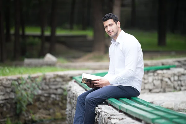 Unga muslimska killen läser Koranen — Stockfoto