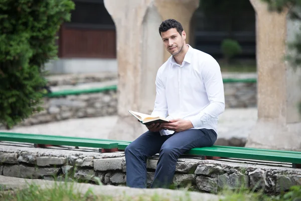 Muslim Man Is Reading The Koran — Stock Photo, Image