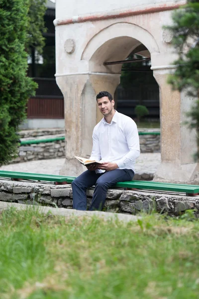 Muslim Man Is Reading The Koran — Stock Photo, Image