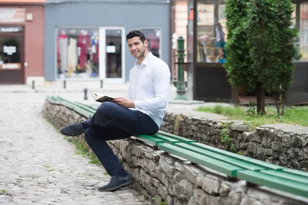 El hombre musulmán está leyendo el Corán — Foto de Stock